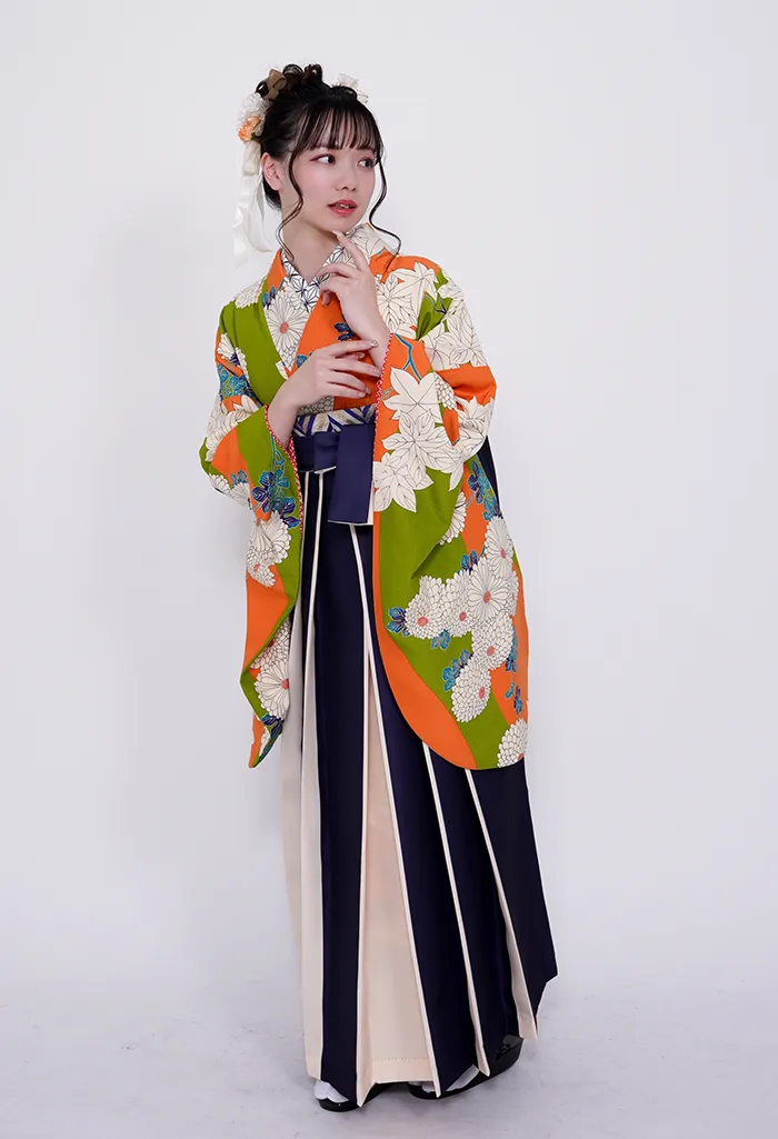 卒業式の袴レンタル オレンジと黄緑の大菊柄の着物を着用したイメージ（宅配）