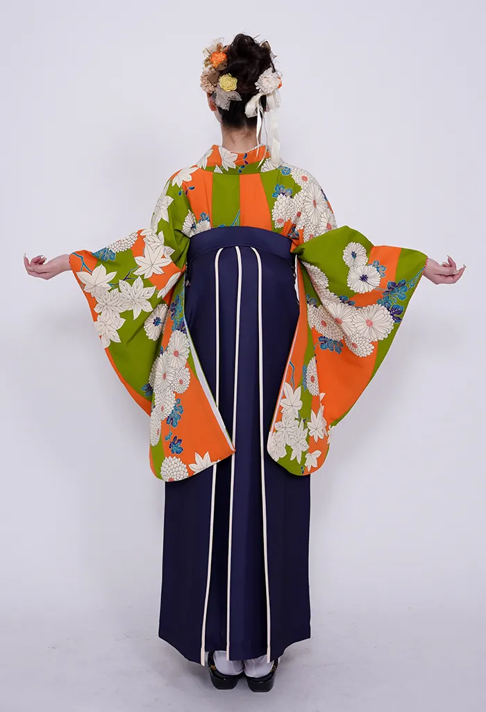 卒業式の袴レンタル オレンジと黄緑の大菊柄の着物を着用した後ろ姿（宅配）