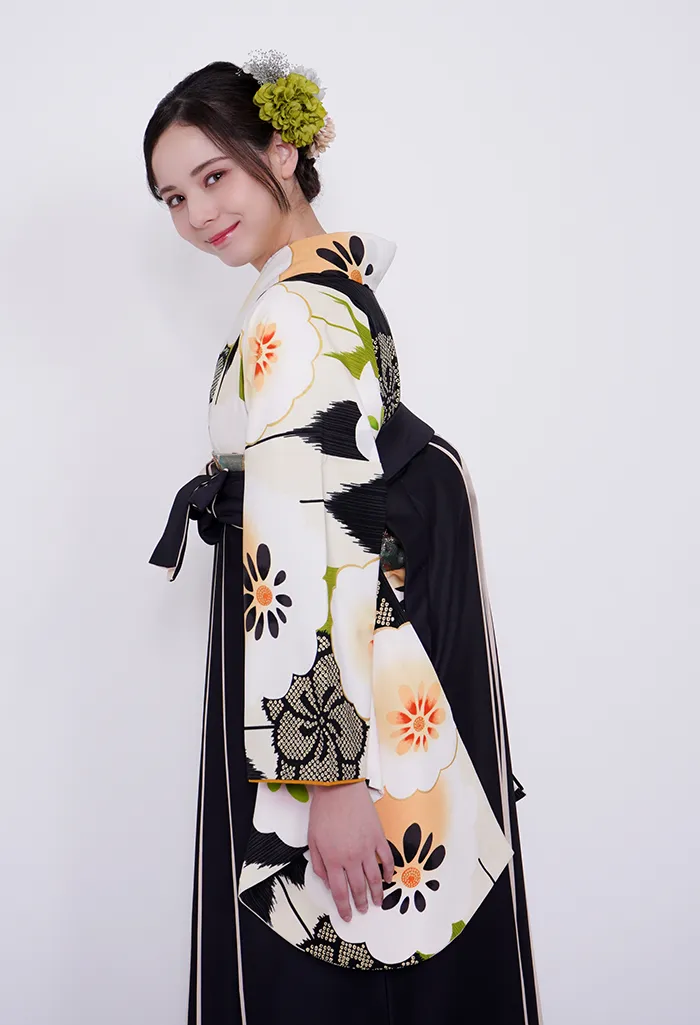 着物】クリーム矢絣に白梅＋【袴】クロクリームライン｜卒業式袴宅配