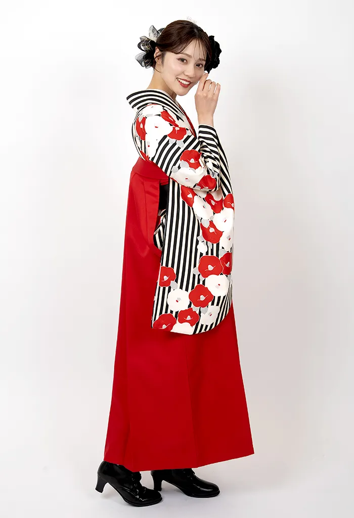 卒業式向け 袴レンタルセット 白×黒縞に椿の着物と赤の袴（宅配ネットレンタル）