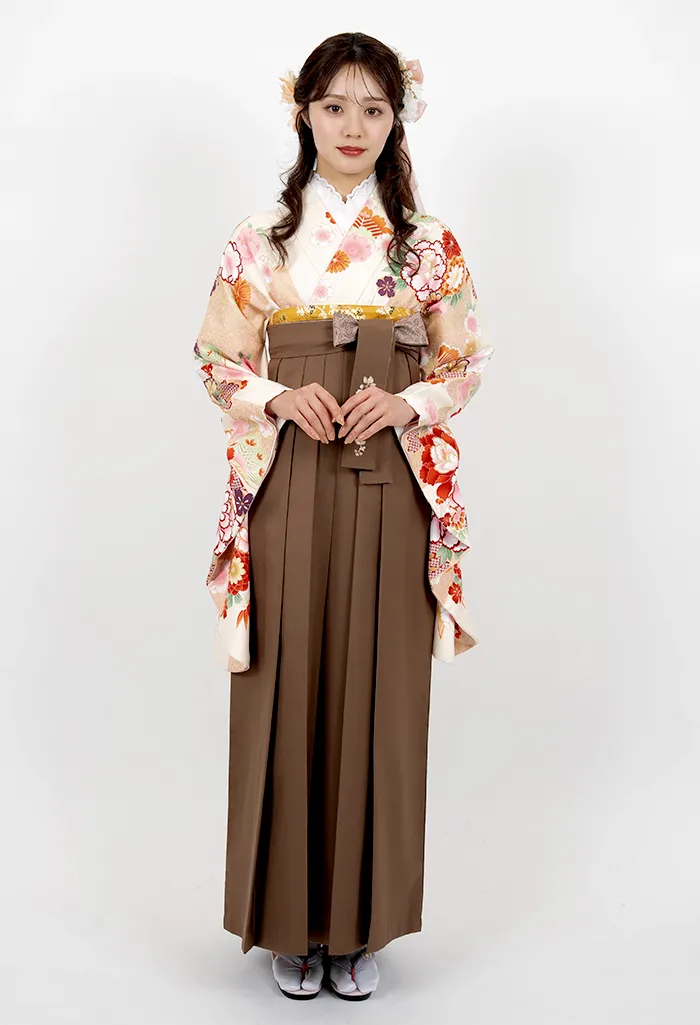 卒業式向け 袴レンタルセット ｸﾘｰﾑに市松和柄の着物とﾁｬｲﾛ紐ﾚｰｽ調ｻｸﾗ刺繍の袴（宅配ネットレンタル）