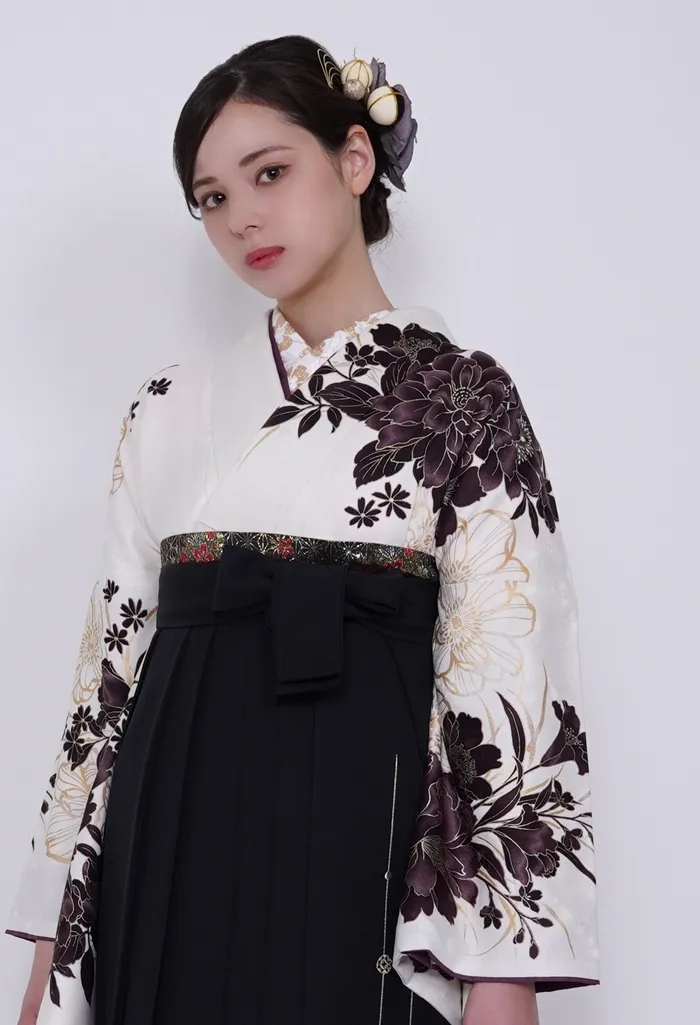 卒業式袴レンタル　白地に黒金大華の二尺袖単品