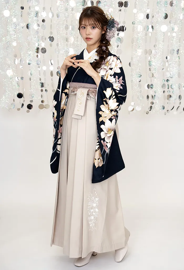 卒業式向け 袴レンタルセット 濃藍モクレンの着物とホワイトグレー椿刺繍の袴（宅配ネットレンタル）