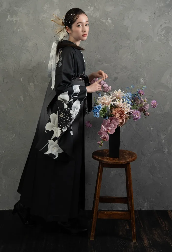 卒業式向け 袴レンタルセット フォレスト×白百合クリスタルの着物とグレー×黒ぼかしの袴（宅配ネットレンタル）