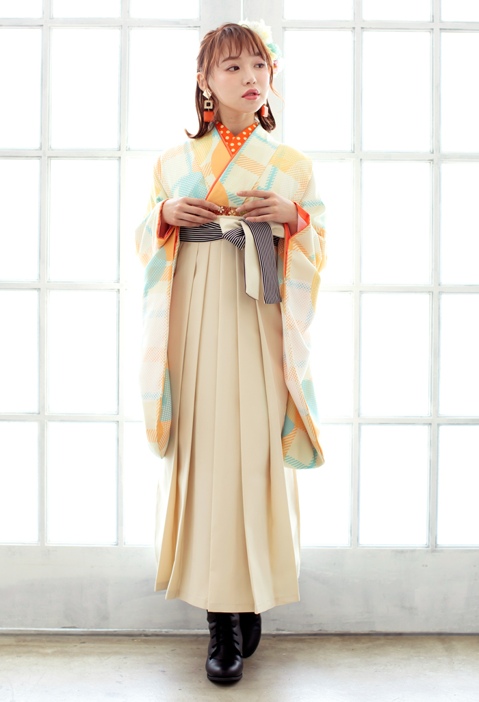 クリーム色のレトロな卒業式袴