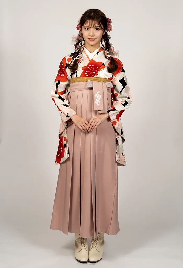 【着物】黒に小菊赤梅+【袴】ﾛｰｽﾞ紐ﾚｰｽ調刺繍