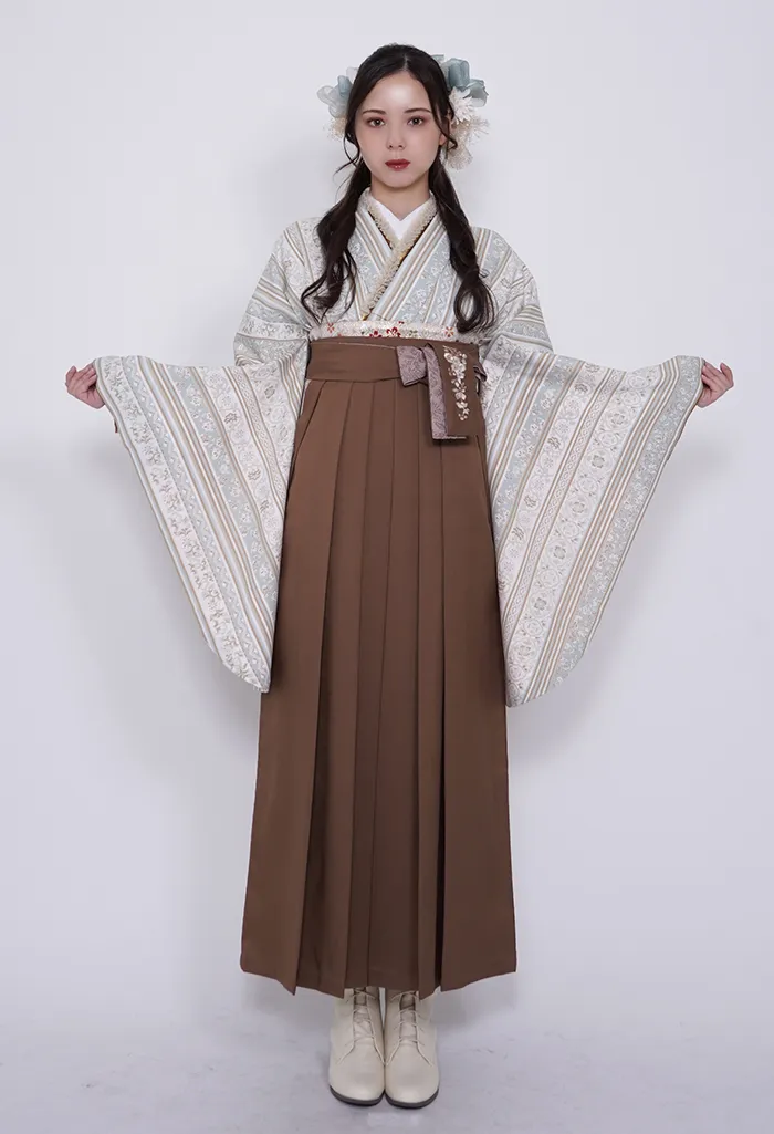 着物】縦蔦小花 from HANAE MORI+【袴】ﾁｬｲﾛ紐ﾚｰｽ調ｻｸﾗ刺繍｜卒業式袴