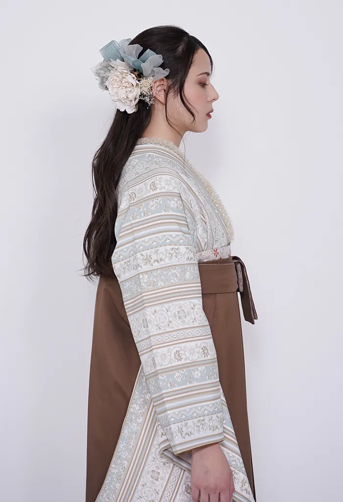 着物】縦蔦小花 from HANAE MORI+【袴】ﾁｬｲﾛ紐ﾚｰｽ調ｻｸﾗ刺繍｜卒業式袴