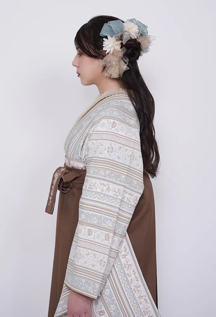 着物】縦蔦小花 from HANAE MORI+【袴】ﾁｬｲﾛ紐ﾚｰｽ調ｻｸﾗ刺繍｜卒業式袴