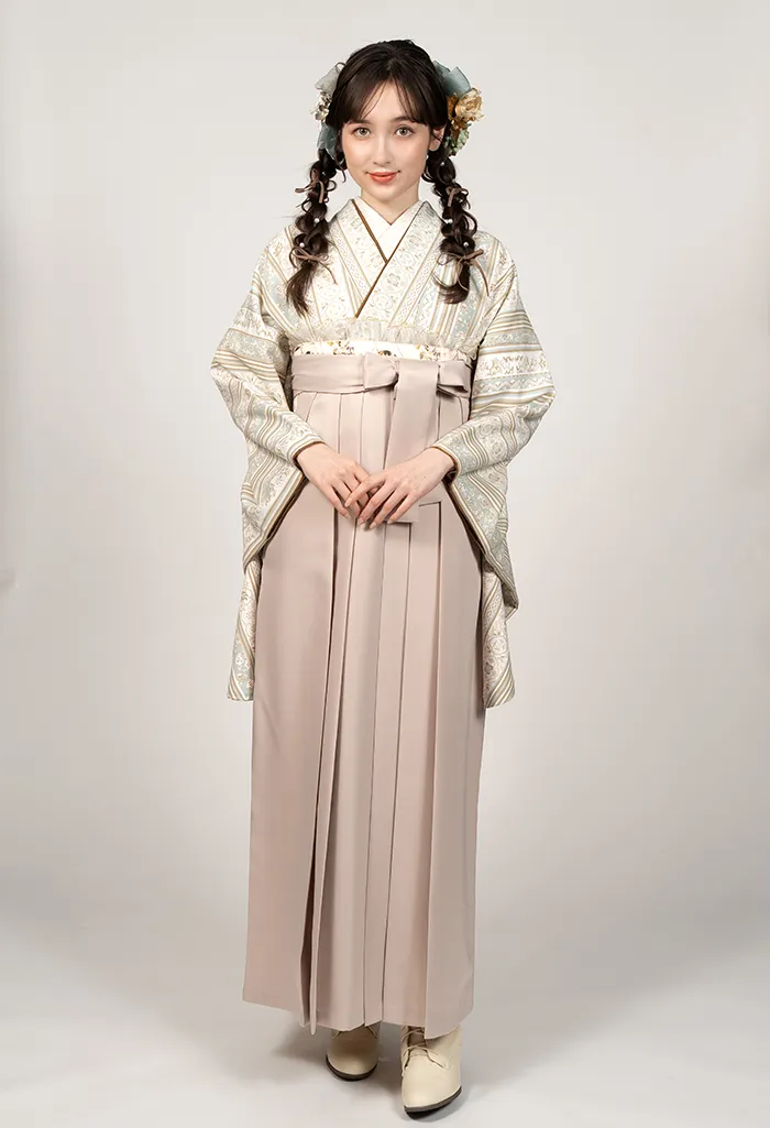 卒業式袴レンタル縦蔦小花 from HANAE MORIの着物とｽﾓｰｷｰﾍﾞｰｼﾞｭの袴セット